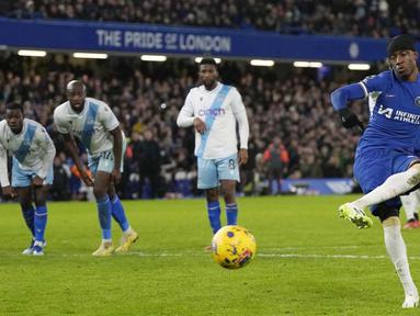 Pemain Chelsea, Noni Madueke, mencetak gol melalui tendangan penalti saat melawan Crystal Palace pada pekan ke-19 Premier League 2023/2024 di Stadion Stamford Bridge, Kamis (28/12/2023). The Blues menang dengan skor tipis 2-1. (AP Photo/Alastair Grant)