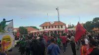 Demonstran dari berbagai elemen masyarakat memadati jalan di depan Gedung Negara Grahadi, Surabaya, Jawa Timur. (Foto:Liputan6.com/Dian Kurniawan)