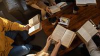 Ilustrasi perpustakaan, membaca buku bersama, cerpen. (Photo Copyright by Freepik)