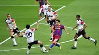 Pemain Barcelona, Lionel Messi (tengah) kala menghadapi Manchester United (MU) tahun 2011. (AFP/Glyn Kirk)