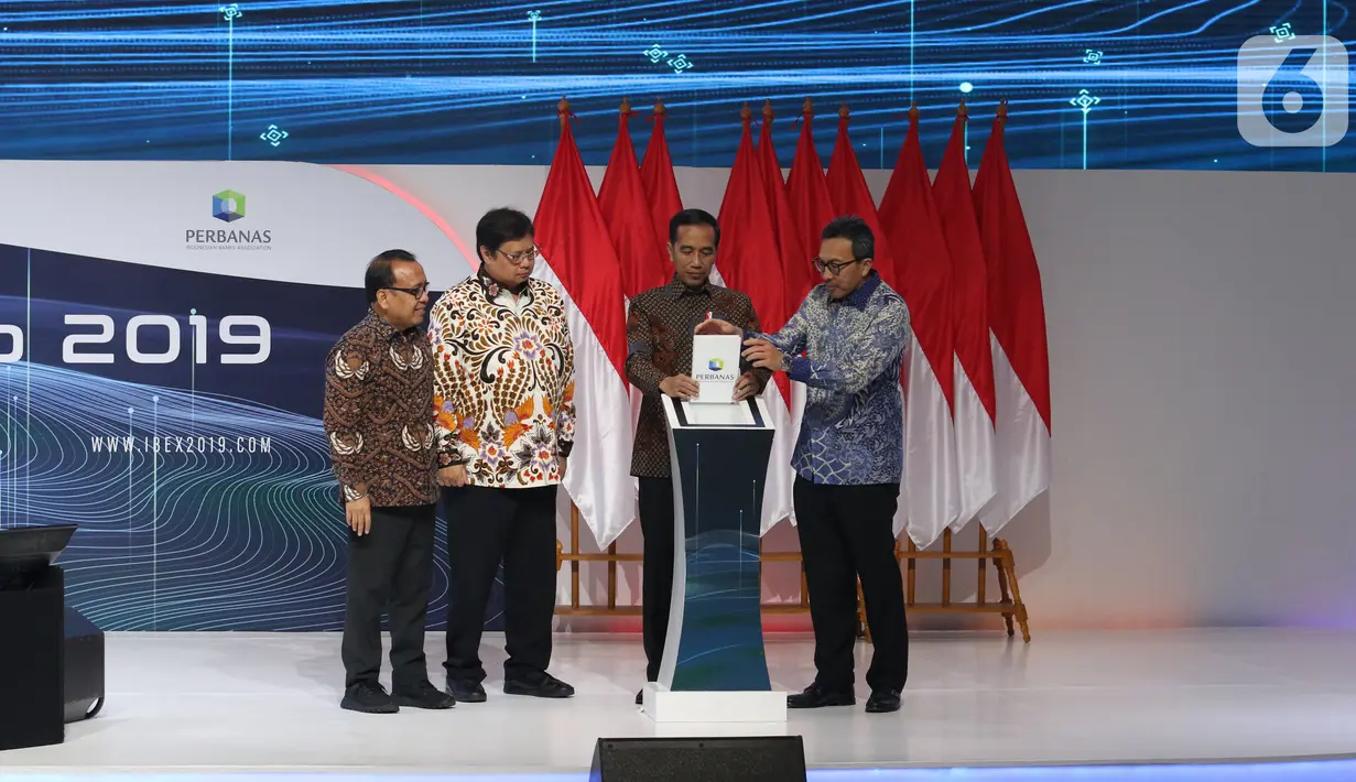 Presiden Joko Widodo atau Jokowi didampingi Menteri Koordinator Bidang Perekonomian Airlangga Hartarto (kedua kiri) membuka acara Indonesia Banking Expo 2019 di Jakarta, Rabu (26/11/2019). (Liputan6.com/Angga Yuniar)