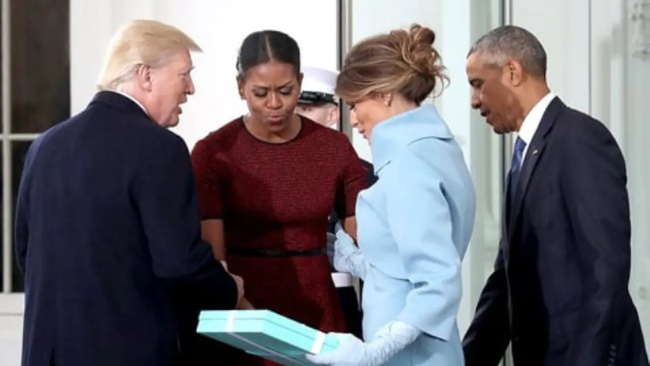 Suasana Canggung Saat Melania Trump Beri Michelle Obama Hadiah