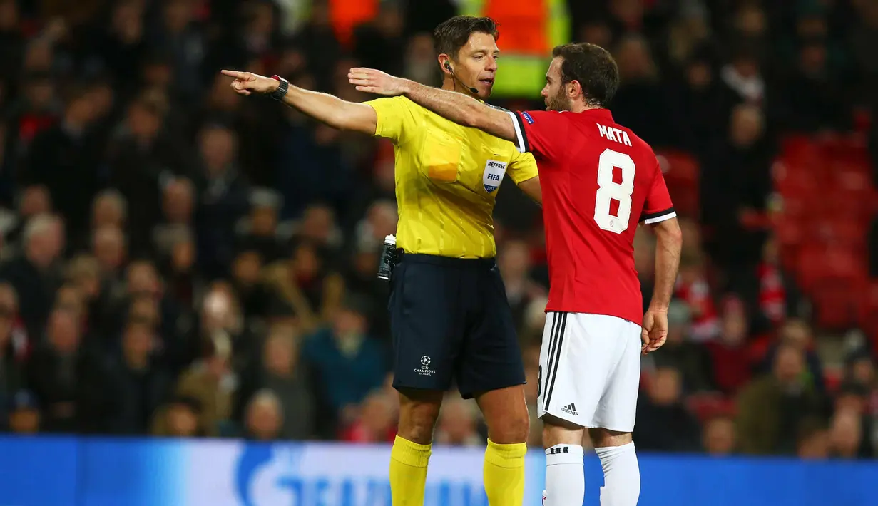 Gelandang Manchester United, Juan Mata berbincang dengan wasit Gianluca Rocchi saat pemain CSKA Moskow memasukan gol pertama pada pertandingan grup A Liga Champions di Old Trafford, Inggris (5/12). MU menang 2-1 atas CSKA Moscow. (AP Photo/Dave Thompson)