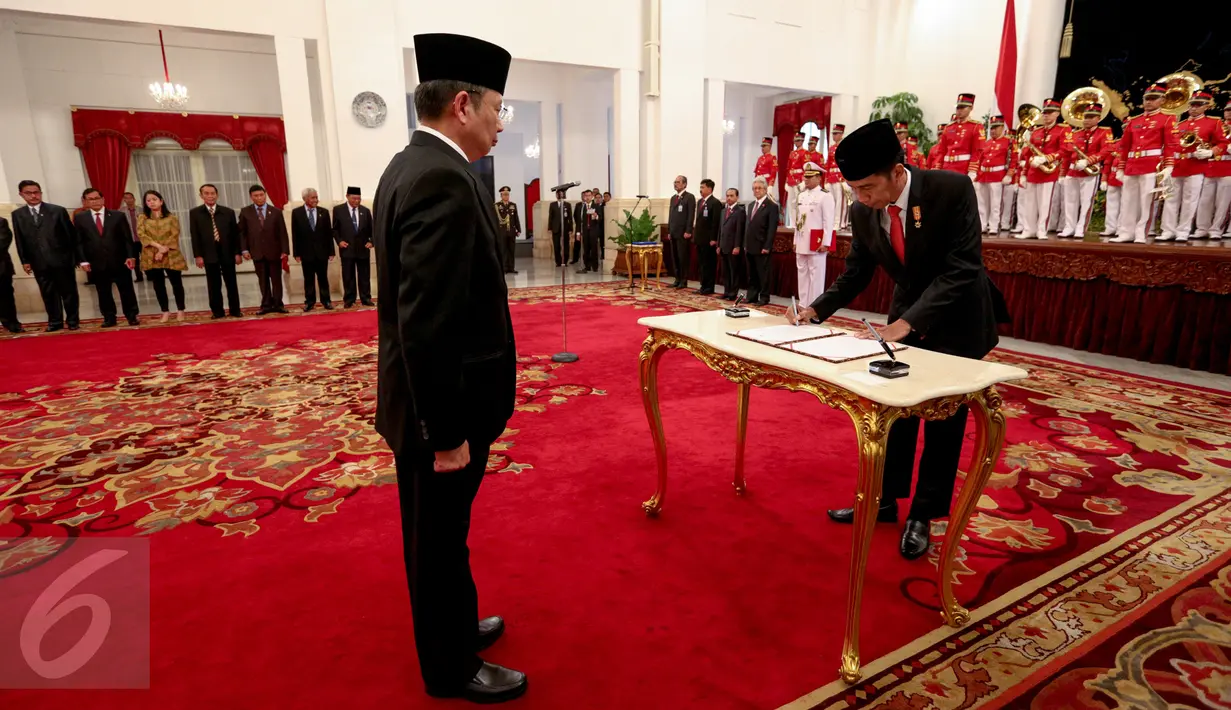 Presiden Jokowi saat penandatangan berita acara pelantikan Laksamana Dua Willem Rampangilei sebagai Kepala BNPB di Istana Negara, Jakarta, Senin (7/9/2015). Willem menggantikan Syamsul Maarif yang telah habis masa jabatannya. (Liputan6.com/Faizal Fanani)