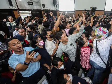 Para pendukung Richard Eliezer Pudihang Lumiu memadati Pengadilan Negeri Jakarta Selatan untuk menyaksikan langsung sidang vonis kasus pembunuhan Brigadir Yosua Hutabarat di Pengadilan Negeri Jakarta Selatan, Rabu (15/2/2023). Sebelumnya Richard Eliezer Pudihang Lumiu di Tuntut 12 Tahun Penjara oleh Jaksa Penuntut Umum (JPU). (Liputan6.com/Johan Tallo)