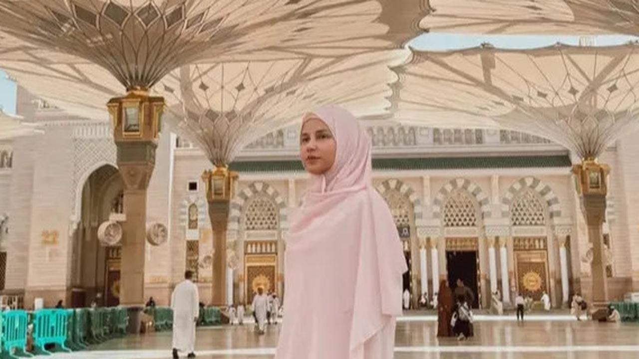Agar Ibadah Makin Khusyuk dan Nyaman Sepanjang Hari, 7 Tips Memilih Gamis untuk Haji & Umroh