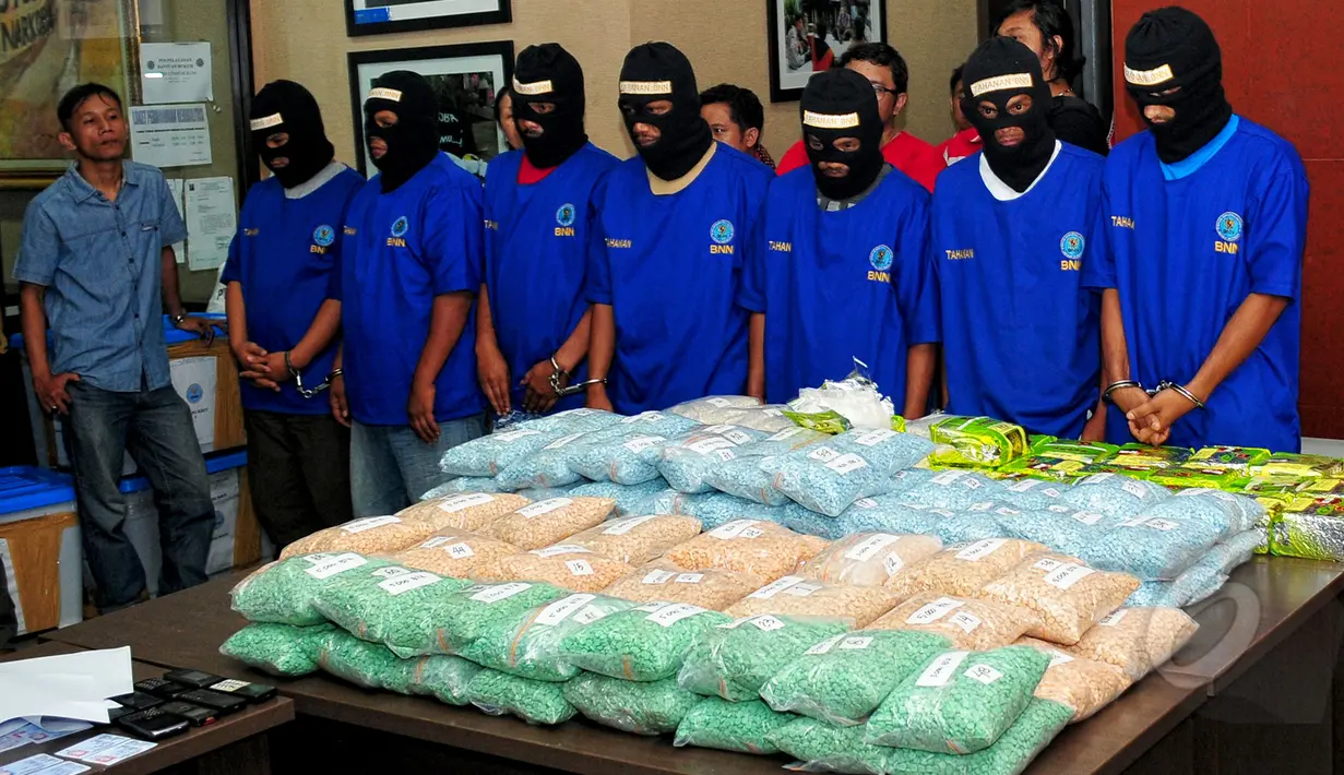 BNN berhasil menangkap tujuh orang tersangka asal Aceh Timur dengan barang bukti sebanyak 20 Kg Sabu dan 580 ribu butir ekstasi, Jakarta, Rabu (13/5/2015). (Liputan6.com/Yoppy Renato)