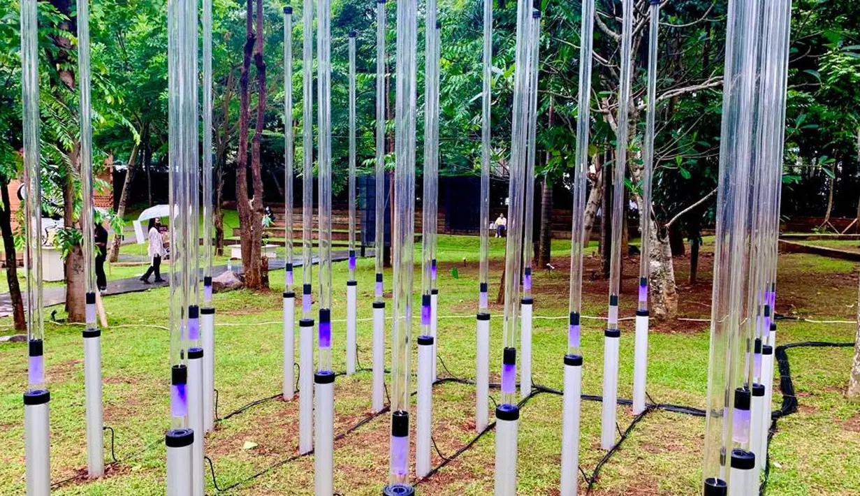 Seperti karya instalasi perpaduan seni dan teknologi yang mengangkat isu air tanah Jakarta bertajuk Aquifer dari Digital Nativ. [Dok/Fimela/Hilda Irach].