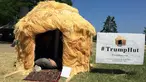 Seorang pria duduk di dalam  gubuk yang menyerupai rambut Donald Trump di Cleveland, 19 Juli 2016. Gubuk 'Trump Hut' itu bentuk sindiran kepada Trump yang diyakini bisa memperbesar kesenjangan sosial di AS bila terpilih menjadi presiden. (Nova SAFO/AFP)