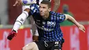 Gelandang Juventus, Weston McKennie dan bek Atalanta, Robin Gosens berebut bola pada final Coppa Italia 2021 di Stadion Mapei - Citta del Tricolore, Kamis (20/5/2021) dinihari WIB. Juventus menjadi juara Coppa Italia 2020-2021 setelah mengalahkan Atalanta 2-1. (AP Photo/Antonio Calanni)