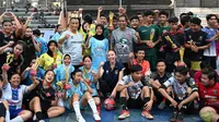 Alia Noorayu Laksono (tengah) berfoto bersama peserta Street Soccer Piala Kemenpora 2023