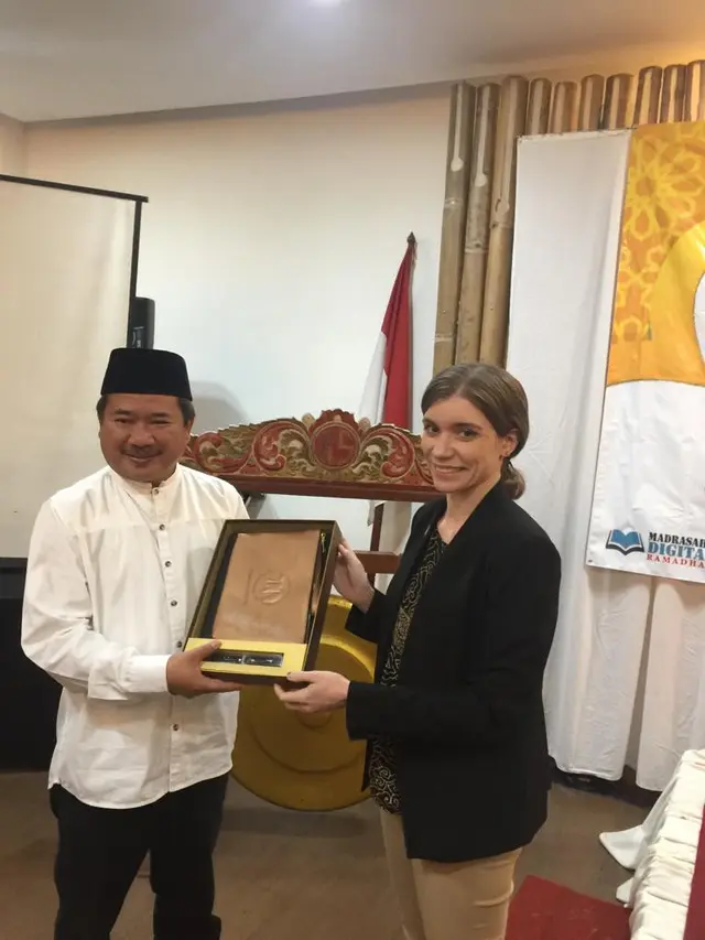 Bupati Garut Rudy Gunawan tengah menerima plakat penghargaan dari Wakil Atase Kebudayaan Kedubes AS Emily Abraham, setelah acara Workshop Madrasah Digital