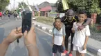 Pemain Mitra Kukar, O.K John foto bersama anak-anak seusai latihan jelang semi final Piala Presiden melawan Persib di Tenggarong, Kaltim, Minggu (4/10/2015). (Bola.com/Vitalis Yogi Trisna)