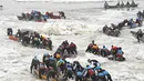 Beberapa dari 50 tim memulai perlombaan kano es Karnaval Musim Dingin Quebec melintasi Sungai St. Lawrence di Kota Quebec, Kanada, 5 Februari 2023. (Jacques Boissinot/The Canadian Press via AP)