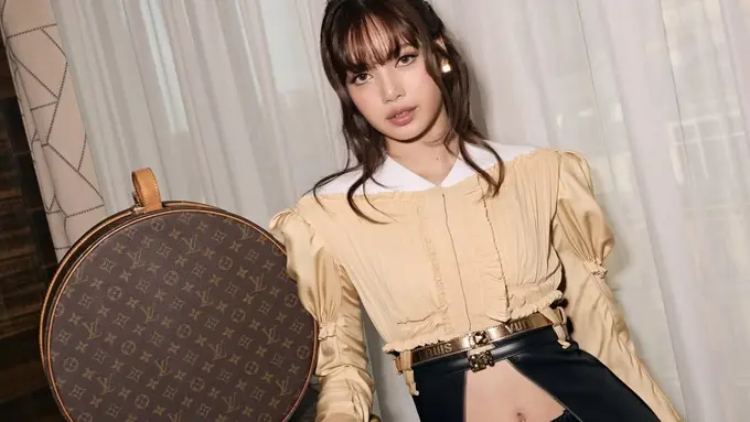 Pamer Perut Rata, Lisa BLACKPINK Tampil Edgy dengan Leather Look di Louis Vuitton Paris Fashion Week