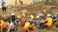 Tim SAR gabungan mengevakuasi jenazah korban gempa Cianjur, Kamis (24/11/2022). (Foto: Dok. Basarnas)