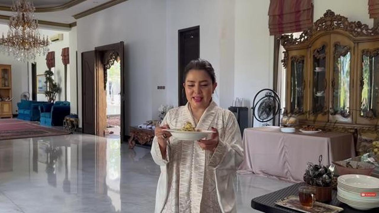 8 Potret Ruang Makan di Rumah Mayangsari dengan Konsep Klasik Modern
