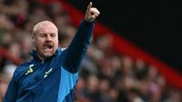 Pelatih kepala Nottingham Forest asal Inggris, Sean Dyche, memberi isyarat selama pertandingan Premier League Inggris antara Bournemouth dan Nottingham Forest di Stadion Vitality di Bournemouth, Inggris selatan, pada 26 Oktober 2025. (Glyn KIRK/AFP)