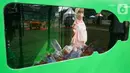 Pengunjung memasukkan botol plastik pada MCP, PT Plasticpay Teknologi Daur Ulang di Jakarta, Minggu (16/05/2021). Perusahaan berbasis sosial digital, mengajak perusahaan dan institusi aktif menerapkan eco green dalam kegiatan usaha mereka. (Liputan6.com/HO/INOV)