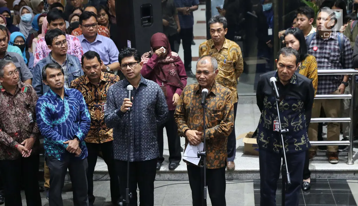 Wakil Ketua KPK, Laode Muhammad Syarif (kiri) memberi keterangan di Gedung KPK, Jakarta, Kamis (12/9/2019). Keterangan terkait bantahan atas penyataan Wakil Ketua KPK, Alexander Marwata yang menyebut pengumuman pelanggaran kode etik tidak diketahui oleh semua pimpinan KPK. (Liputan6.com/Helmi Fithri