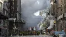 Petugas pemadam kebakaran berada di lokasi meledaknya pipa uap di Fifth Avenue dekat Distrik Flatiron, Manhattan, Kamis (19/7). Departemen Kepolisian New York menyarankan orang-orang menjauhi area itu demi alasan keamanan. (Drew Angerer/Getty Images/AFP)
