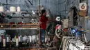Pekerja memintal benang di Kebayoran, Jakarta, Selasa (5/7/2022). Pabrik benang yang berdiri sejak tahun 1970-an tersebut dapat memproduksi 100 kilogram benang dalam sehari dan dipasarkan ke berbagai daerah di Indonesia. (Liputan6.com/Johan Tallo)