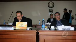 Wakil Ketua KPK Adnan Pandu Praja (kiri) dan Johan Budi (kanan) sebelum mengadakan pertemuan di Gedung BPK, Jakarta, Rabu (11/3/2015). Pertemuan antara dua pimpinan lembaga tinggi negara ini berlangsung tertutup. (Liputan6.com/Helmi Fithriansyah)