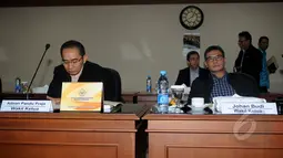 Wakil Ketua KPK Adnan Pandu Praja (kiri) dan Johan Budi (kanan) sebelum mengadakan pertemuan di Gedung BPK, Jakarta, Rabu (11/3/2015). Pertemuan antara dua pimpinan lembaga tinggi negara ini berlangsung tertutup. (Liputan6.com/Helmi Fithriansyah)