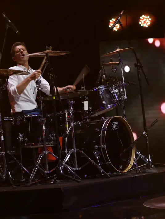 Kare Wanscher begitu semangat menabuh drum yang mengiringi lagu-lagu romantis MLTR di panggung malam itu. (Galih W. Satria/Bintang.com)