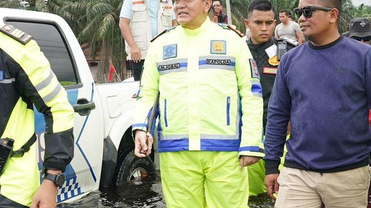 Aksi Jenderal Bintang Dua Nyemplung Banjir-banjiran Atur Lalu Lintas