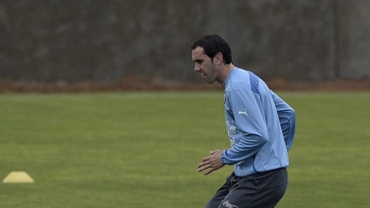 Atasi keganasan Chile, Uruguay siap tiga bek sentral
