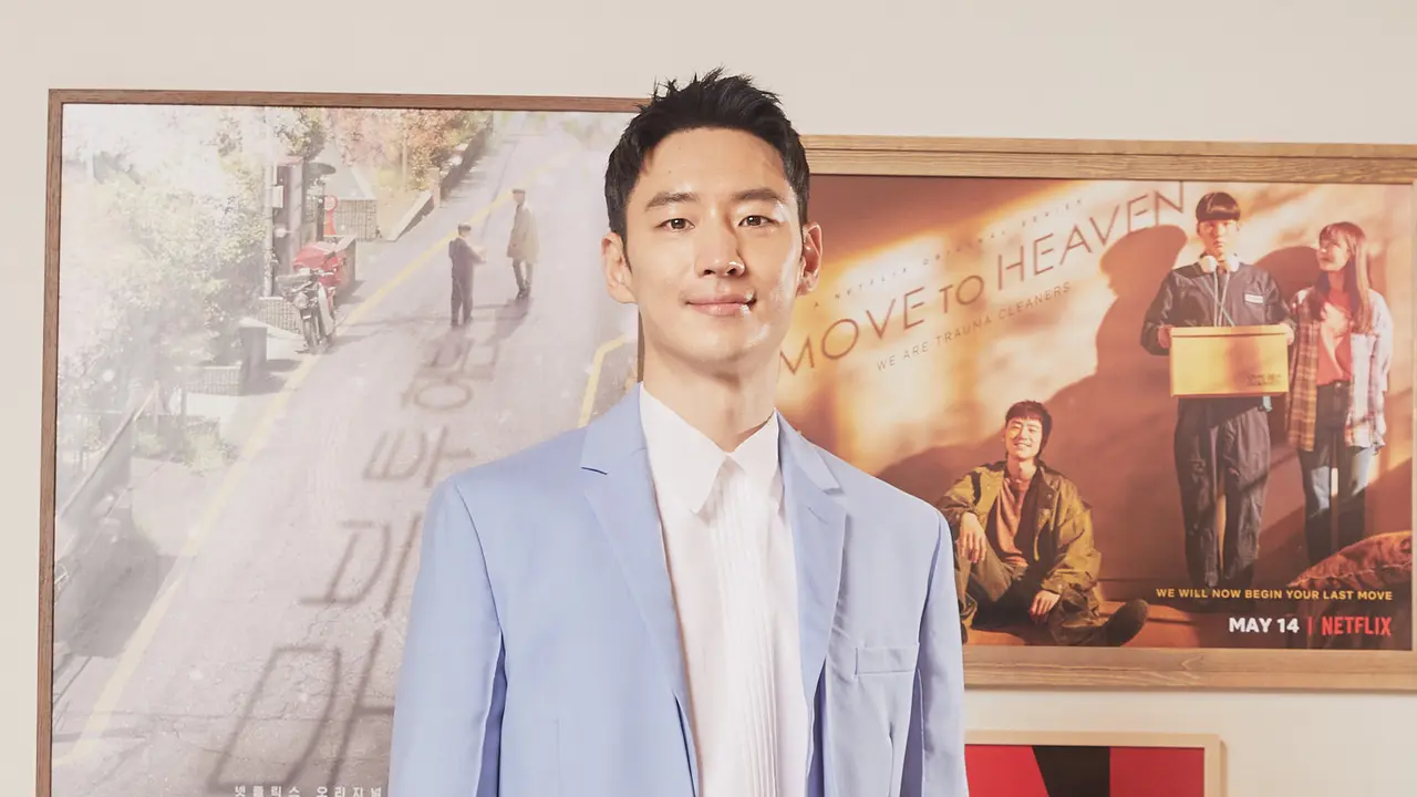 Lee Je Hoon dalam konferensi pers Move to Heaven. (Netflix)