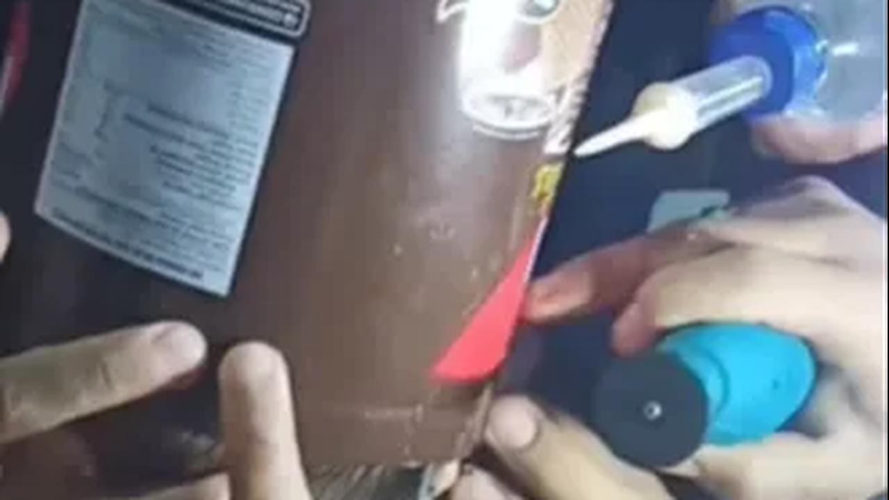 Kepala Balita Tersangkut di Kaleng Biskuit