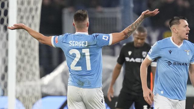 Foto: Ketatnya Laga Lazio Kontra Udinese yang Diwarnai Banjir Gol dan Kartu Merah dalam Lanjutan Liga Italia