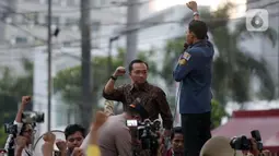 Ekspresi Mensesneg Prasetyo Hadi sempat berbeda ketika menemui dan berbicara langsung dengan pengunjuk rasa dari atas mobil. (Liputan6.com/Helmi Fithriansyah)