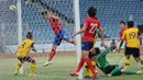 Bek Korea Selatan U-23, Jung Seunghyun (25) menyundul bola ke gawang Brunei Darussalam di laga kualifikasi grup H Piala Asia 2016 di Stadion GBK, Jakarta, (27/3/2015). Korea Selatan unggul 5-0 atas Brunei Darussalam. (Liputan6.com/Helmi Fithriansyah)  