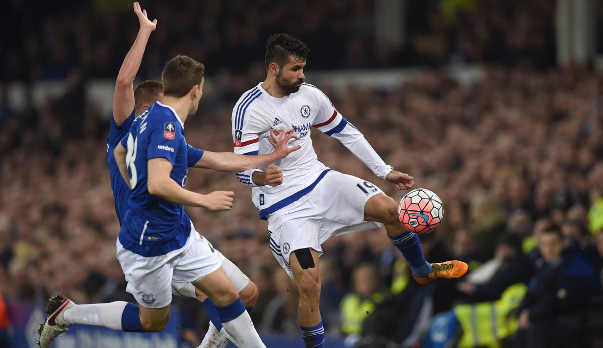 Penyerang Chelsea, Diego Costa (kanan) mencoba melewati para pemain Everton pada perempat final Piala FA di Goodison Park, Liverpool, Minggu (13/3/2016) dini hari WIB. (AFP/Paul Ellis)