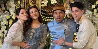 Alyssa Daguise dan Al Ghazali tak pernah absen di acara penting Aaliyah Massaid dan Thariq Halilintar. Alyssa pun tampil anggun mengenakan dress lace putih serasi dengan warna sandal Chanelnya. Alyssa pun tampil dengan makeup flawless mengaplikaskan blush coral. [@alyssadaguise]