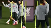 Pemain depan Liverpool Mohamed Salah (tengah) saat sesi latihan di tempat latihan tim Liverpool, barat laut Inggris, pada 4 Maret 2025. (Paul ELLIS/AFP)