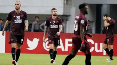 Pemain PSM Makassar tampak kecewa usai gagal lolos ke final Zona ASEAN Piala AFC 2019 meski menang atas Becamex Binh Duong di Stadion Pakansari, Rabu (26/6). PSM menang 2-1 atas Becamex Binh Duong. (Bola.com/M Iqbal Ichsan)