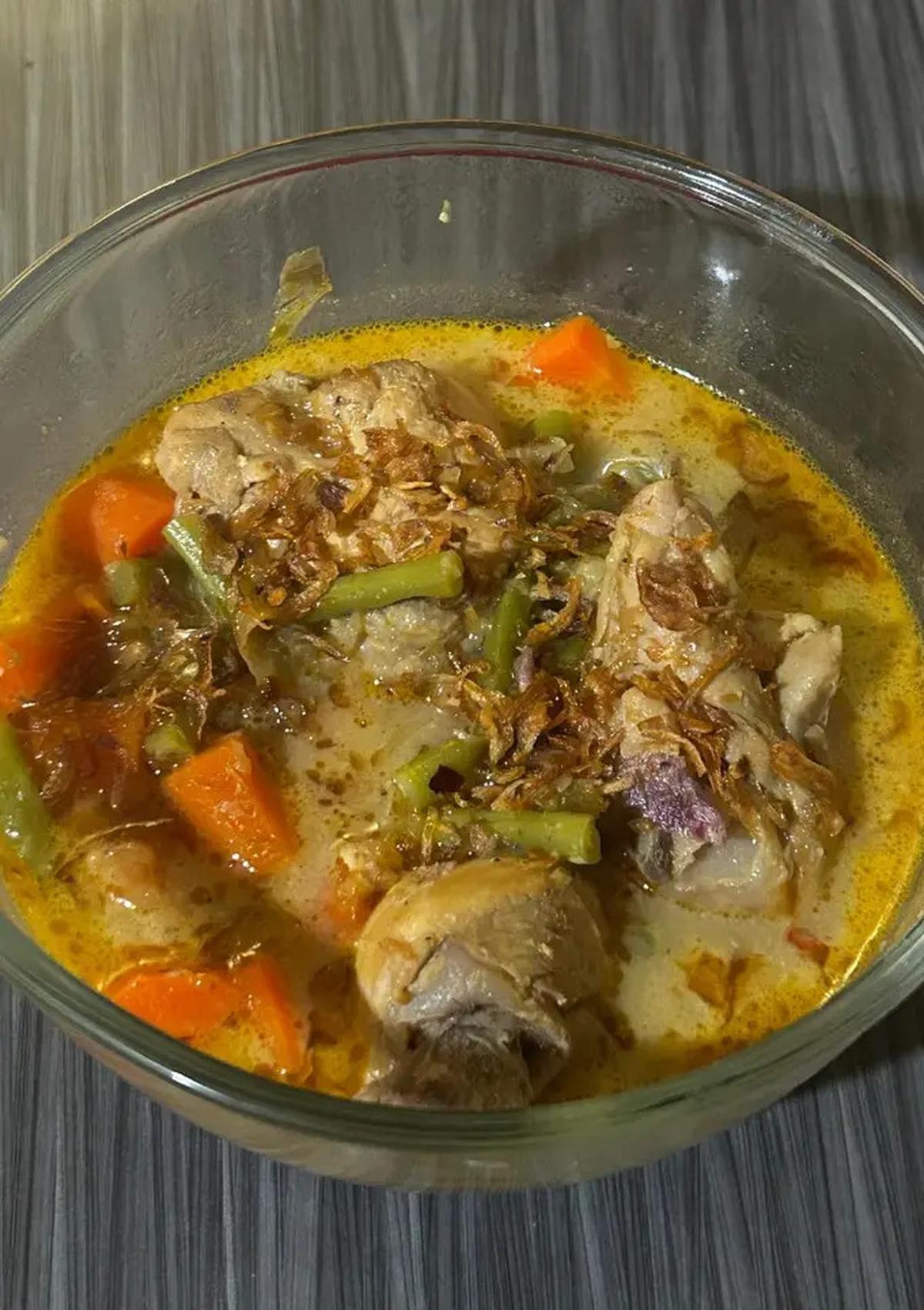 Ilustrasi Kari Ayam Sayur
