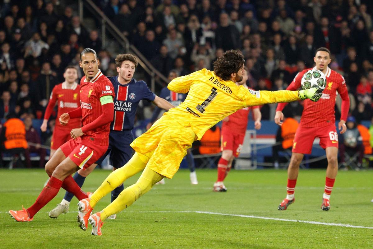 Aksi Alisson Becker tahan gempuran PSG