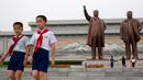 Anak-anak pulang usai memberi penghormatan di hadapan patung pemimpin Korea Utara Kim Il Sung dan Kim Jong Il dalam peringatan berakhirnya Perang Dunia II dan pembebasan dari kolonial Jepang di Pyongyang, Korut, Rabu (15/8). (AP Photo/Ng Han Guan)