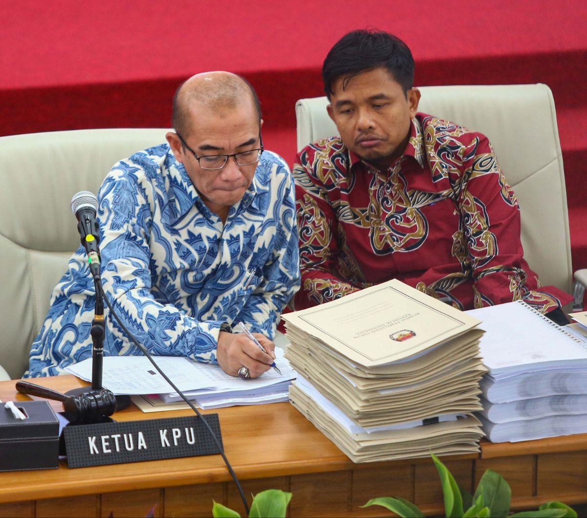 Ketua Komisi Pemilihan Umum (KPU)&nbsp;Hasyim Asy'ari memimpin rapat pleno terbuka penghitungan suara Pemilu 2024 di Gedung KPU, Jakarta, Selasa (19/3/2024). KPU terus melanjutkan rekapitulasi hasil perhitungan perolehan suara tingkat nasional untuk Pemil