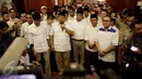 Ketua umum Partai Gerindra, Prabowo Subianto didampingi Anies Baswedan - Sandiaga Uno beserta petinggi partai pendukung memberi keterangan saat menggelar Konferensi Pers di Jakarta, Rabu (19/4). (Liputan6.com/Johan Tallo)