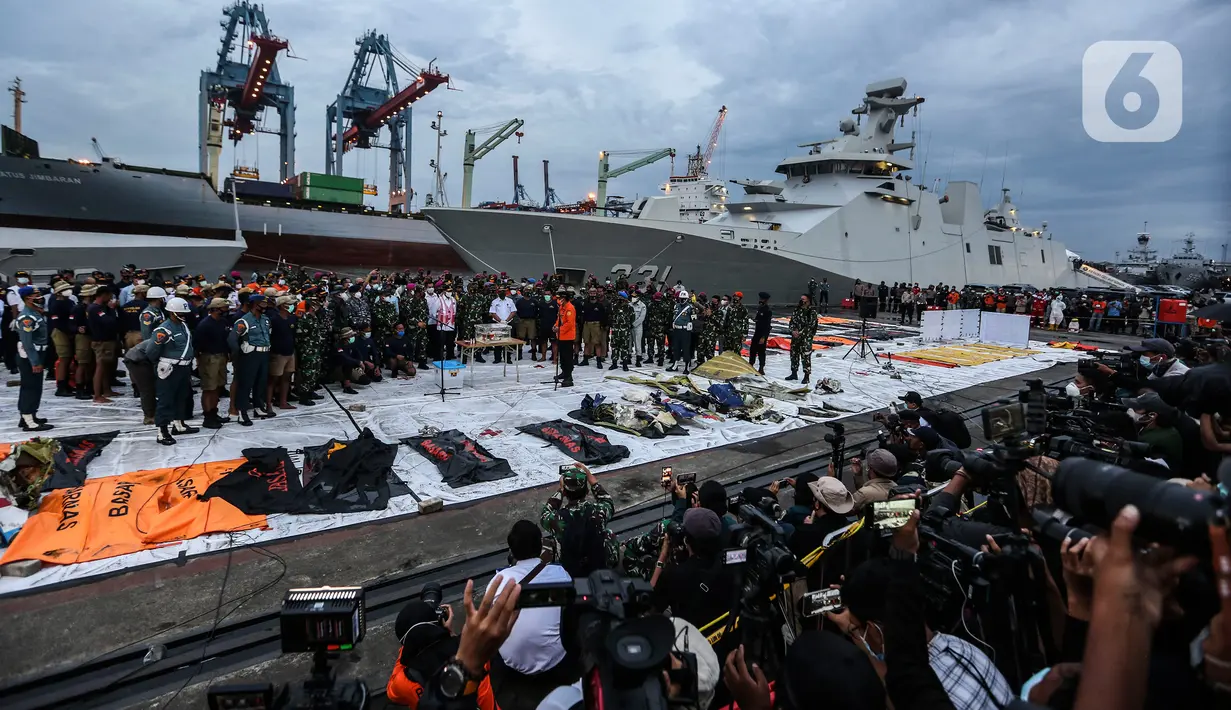 Sejumlah awak media saat meliput terkait jatuhnya pesawat Sriwijaya Air  SJ 182 di JICT Tanjung Priok, Jakarta Utara, Selasa (12/1/2020). Saat ini black box telah berada di Pelabuhan Jakarta International Container Terminal (JICT 2). (Liputan6.com/Johan Tallo)