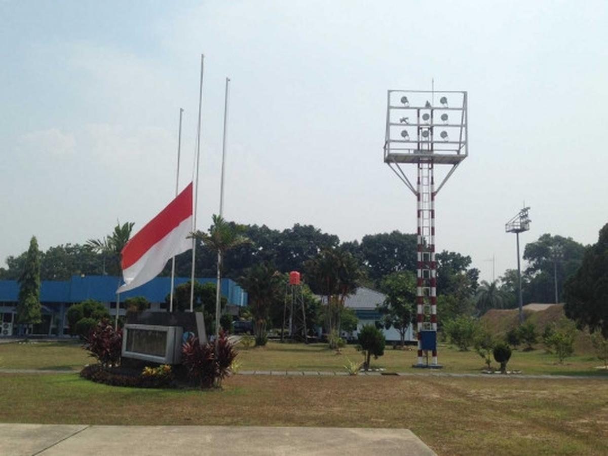 Bendera setengah tiang berkibar di Markas TNI AU Pekanbaru