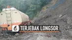 Sebuah mobil pengangkut bahan bakar minyak (BBM) terjebak di reruntuhan longsor di Mandailing Natal. Proses evakuasi dilakukan dengan bantuan kendaraan alat berat.