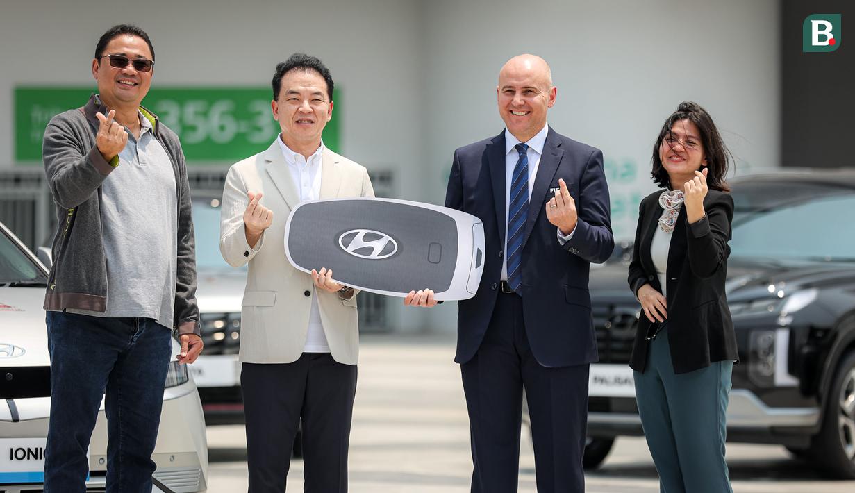Hyundai yang terpilih sebagai kendaraan resmi Piala Dunia U-17 2023 menyerahkan sebanyak 148 mobil Huyndai dari berbagai jenis yang akan digunakan sebagai kendaraan operasional untuk mendukung kelancaran ajang dua tahunan sepak bola usia muda tingkat dunia. Acara penyerahan yang betajuk Official Car Handover Ceremony FIFA U-17 World Cup 2023 berlangsung di Jakarta International Stadium (JIS), Jakarta, Selasa (07/11/2023) dan dihadiri oleh Presiden Direktur Hyundai, Woojune Cha, COO Hyundai Motors Indonesia, Franciscus Soerjopranoto, Direktur Kompetisi Usia Muda FIFA, Roberto Grassi serta Wakil ketua umum PSSI, Ratu Tisha Destria. serta Wakil ketua umum PSSI, Ratu Tisha Destria. (Bola.com/Bagaskara Lazuardi)