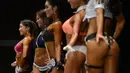 Para atlet Binaraga saat gladi resik jelang “Miss Sport Model 2015” di Korea Selatan, Minggu (10/5/2015). 550 atlet binaraga Korea Selatan bersaing untuk mendapat kesempatan berlaga di tingkat internasional. (AFP Photo/Ed Jones)